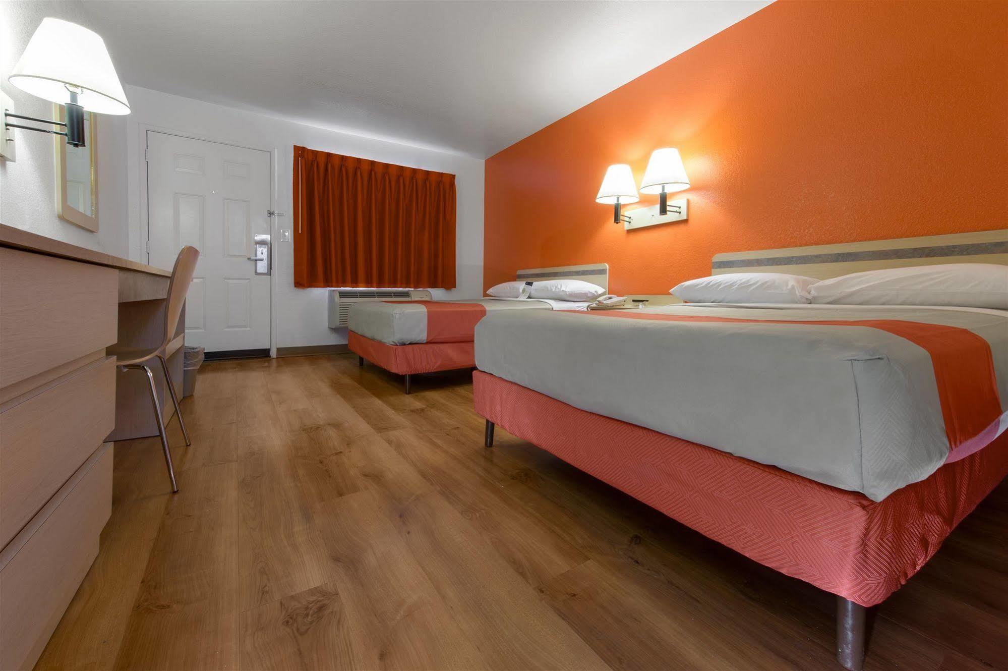 Motel 6-Leominster, Ma Екстер'єр фото